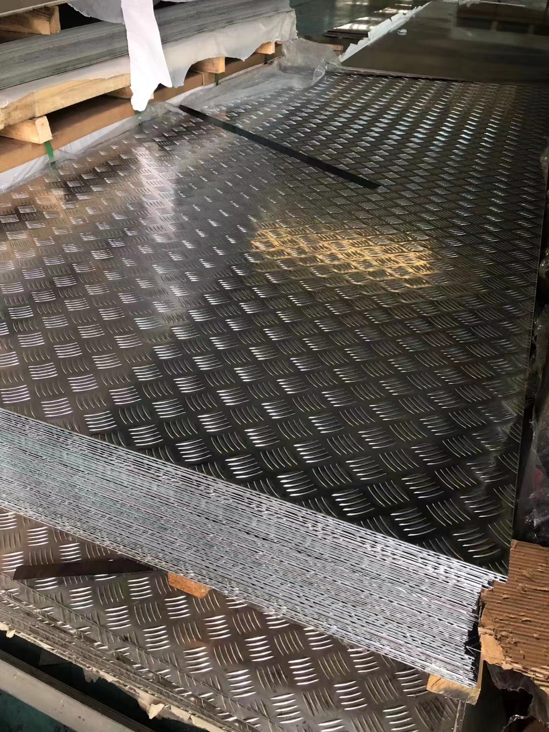 五条筋花纹铝板